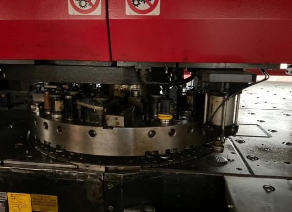 Punzonatrice Lamiera mod .AMADA PEGA 367